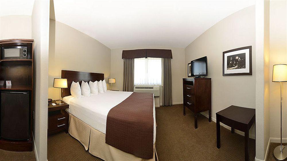 Baymont By Wyndham Columbus Hotel Buitenkant foto